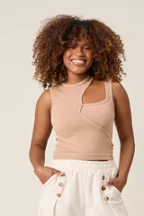 Top color beige de punto acanalado, con diseño asimétrico de un solo hombro y corte corto.