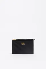 Monedero compacto de nylon negro con cierre de cremallera metálica dorada y tirador de tejido. Presenta el logo de la marca estampado en letras doradas en el frente.