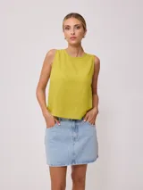 Musculosa color verde oliva, de corte recto y sin mangas, confeccionada en tejido de lino y algodón.