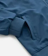 Campera deportiva Get Over con capucha y cierre frontal de cremallera. Presenta un diseño bicolor en tonos grises con estampa lettering en el pecho, bolsillos laterales, puños y bajo elásticos.