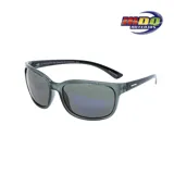 Lentes de sol MDQ modelo Debre, con marco gris translúcido y lentes grises. Patillas negras con logo de la marca.
