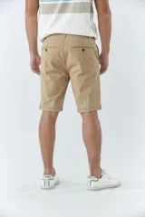 Bermuda tipo chino de gabardina, con diseño de cinco bolsillos, cierre de cremallera y botón, y detalle de botamanga.