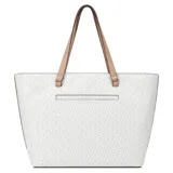 Cartera tipo shopper Guess modelo Isabella, color blanco con estampado de monograma de la marca. Presenta una franja central vertical en color tostado, asas largas a juego y un dije metálico colgante con forma de candado. Incluye placa metálica con el logo de la marca en el frente.