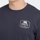 Remera de algodón color azul marino, con cuello redondo, mangas cortas y logo de la marca estampado en el pecho.