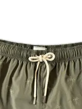 Short de baño color gris con estampado de palmeras, cintura elástica con cordón ajustable y tres bolsillos.
