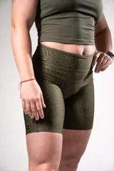Calza biker deportiva color verde militar con estampado animal print.