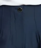 Pantalón zanahoria de sastrería color blanco, con cintura alta, trabillas y botón contrastante.