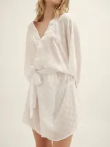 Bata kimono blanca, de tejido liviano y semitransparente con textura de lunares en relieve. Posee mangas amplias estilo murciélago y un lazo para atar a la cintura.
