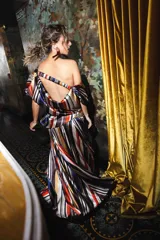 Falda midi de seda con estampado camuflado, diseño fluido y pretina con pliegues.