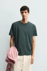 Camiseta de cuello redondo y manga corta con ajuste regular, confeccionada en tejido de peso medio.