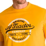 Remera amarilla de algodón con cuello redondo y estampado circular con texto en negro 'Original A Tractor Company Track Type Equipment'.