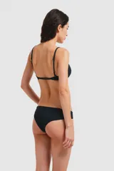 Bombacha vedetina blanca con detalle de encaje en los laterales.