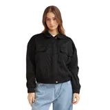 Campera Roxy modelo Sofi, color negro, con cuello camisero, cierre frontal con botones a presión, bolsillos frontales con solapa y puños elásticos.