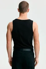 Musculosa H&M de corte ajustado, confeccionada en tejido de punto acanalado de mezcla de algodón. Presenta cuello redondo y bajo recto.