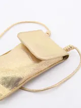 Morral pequeño de cuero negro con solapa frontal y correa larga ajustable tipo cordón.