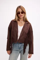 Chaqueta de efecto gamuza en color marrón, con solapas amplias, cierre frontal con botón y flecos largos decorativos en la parte frontal y trasera. Presenta un diseño estructurado de estilo western.