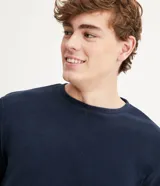 Pijama largo de hombre confeccionado en tejido fleece texturizado. Incluye una remera de cuello redondo con mangas largas y puños ajustados, y un pantalón estilo jogger con cintura elástica, cordón de ajuste y bolsillos laterales.