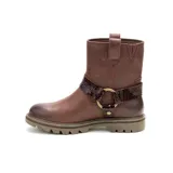 Bota de cuero color marrón con diseño tipo arnés, que incluye una tira con textura efecto reptil y herrajes metálicos dorados. Cuenta con suela de goma dentada y logo de la marca grabado en el lateral.