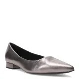 Zapatos de mujer Bottero con punta fina y taco bajo cuadrado. Presentan un acabado texturizado metalizado en tono plateado.