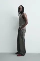 Musculosa de corte slim fit confeccionada en tejido de algodón con elasticidad, cuello redondo amplio y efecto lavado.