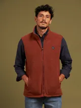 Chaleco marrón de micropolar con cierre frontal y bolsillos laterales.