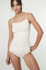 Body de microfibra negro con breteles finos y diseño sin costuras, confeccionado en tejido elástico que se adapta al cuerpo.