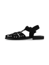 Sandalia estilo cangrejera color negro, confeccionada en cuero gamuza, con tiras entrelazadas decoradas con tachas metálicas plateadas. Cuenta con tira ajustable en el talón con hebilla y suela plana de caucho.