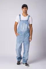 Jardinero de jean en color celeste claro con lavado desgastado. Presenta un diseño clásico con bolsillo frontal en el pecho, breteles regulables con hebillas metálicas y corte relaxed de pierna recta.