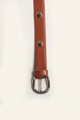 Cinturón de cuero negro con hebilla metálica plateada y tachas circulares.