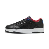 Championes Puma modelo RBD Drive en colaboración con BMW Motorsport. Diseño de perfil bajo en color negro con detalles en rojo y azul, suela blanca y textura tipo fibra de carbono en el talón.