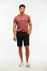 Bermuda tipo chino de gabardina, con cierre de cremallera y botón, bolsillos laterales y traseros, y pasacintos.