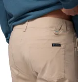 Pantalón beige de la colección ROC de Columbia, de corte recto y tejido elástico, con trabillas, bolsillos funcionales y detalle reflectante en los puños.