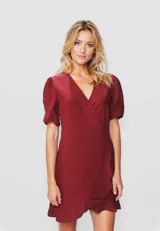 Vestido corto tipo wrap de rayón, con cuello en V, mangas cortas abullonadas y detalle de volados en el ruedo.