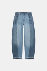 Jeans de tiro medio con diseño barrel y detalle de patchwork en denim a contraste. Cuenta con cinco bolsillos, trabillas en la cintura y cierre frontal con cremallera y botón.