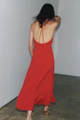 Vestido largo rojo de viscosa y lyocell, con escote pico y tirantes finos cruzados en la espalda.