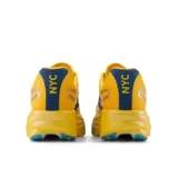 Championes de running New Balance FuelCell SC Elite V6 de mujer, en color amarillo con detalles en azul oscuro, celeste y plateado. Cuentan con una entresuela gruesa con tecnología FuelCell, placa de fibra de carbono y capellada de malla transpirable con diseño aerodinámico.