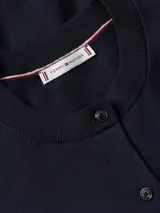 Cárdigan de punto Tommy Hilfiger color azul marino, con cuello redondo, cierre frontal de botones y logo de la marca bordado en el pecho.