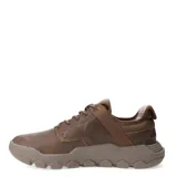 Championes Caterpillar de cuero color marrón, con diseño robusto, suela de goma texturizada y cordones al tono.