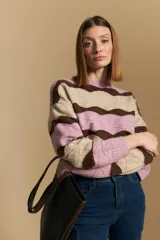 Sweater de tejido de punto con diseño de franjas horizontales onduladas en tonos rosado, beige y marrón. Presenta cuello redondo, mangas largas y un calce relajado.