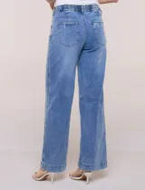 Jean de tiro alto y pierna ancha de denim azul oscuro, con cinco bolsillos y pretina trasera elastizada.