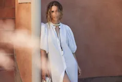 Vestido midi blanco de lino con cuello mao, mangas globo al codo y botones de nácar delanteros.