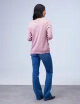 Sweater celeste de tejido de punto fino con calados en forma de hojas en la parte superior delantera y en los hombros.