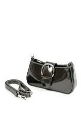 Bolso tipo bandolera de poliuretano en color marrón oscuro con acabado acharolado, hebilla frontal decorativa grande y correa ajustable y desmontable.