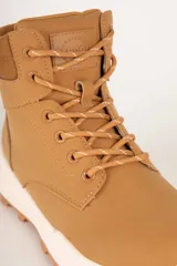 Borcegos deportivos de caña media, color negro, con cordones al tono y suela de plataforma gris con relieve antideslizante.