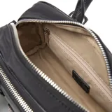 Cartera negra de simil cuero con doble asa corta y correa larga extraíble. Tiene cierre superior, bolsillo interno con cierre, herrajes plateados y logo XL en el frente.