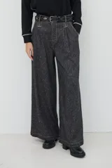 Pantalón de corte ancho y tiro alto con diseño de espiga, confeccionado en tela texturizada. Presenta pinzas en la cintura, costuras a contratono y bolsillos laterales.