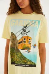 Remera de manga corta color amarillo, de calce relajado, con cuello redondo y estampa frontal alusiva a Río de Janeiro.