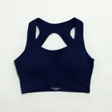 Top deportivo azul con espalda descubierta y textura acanalada.