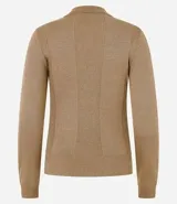 Blusa de punto ajustada color negro, con cuello polo y escote pronunciado en V. Presenta un tejido acanalado vertical en el torso y mangas largas.