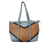 Cartera tipo tote con diseño color block en tonos celeste y marrón, con detalles de costuras negras y herrajes dorados. Cuenta con doble asa de hombro y cierre superior.